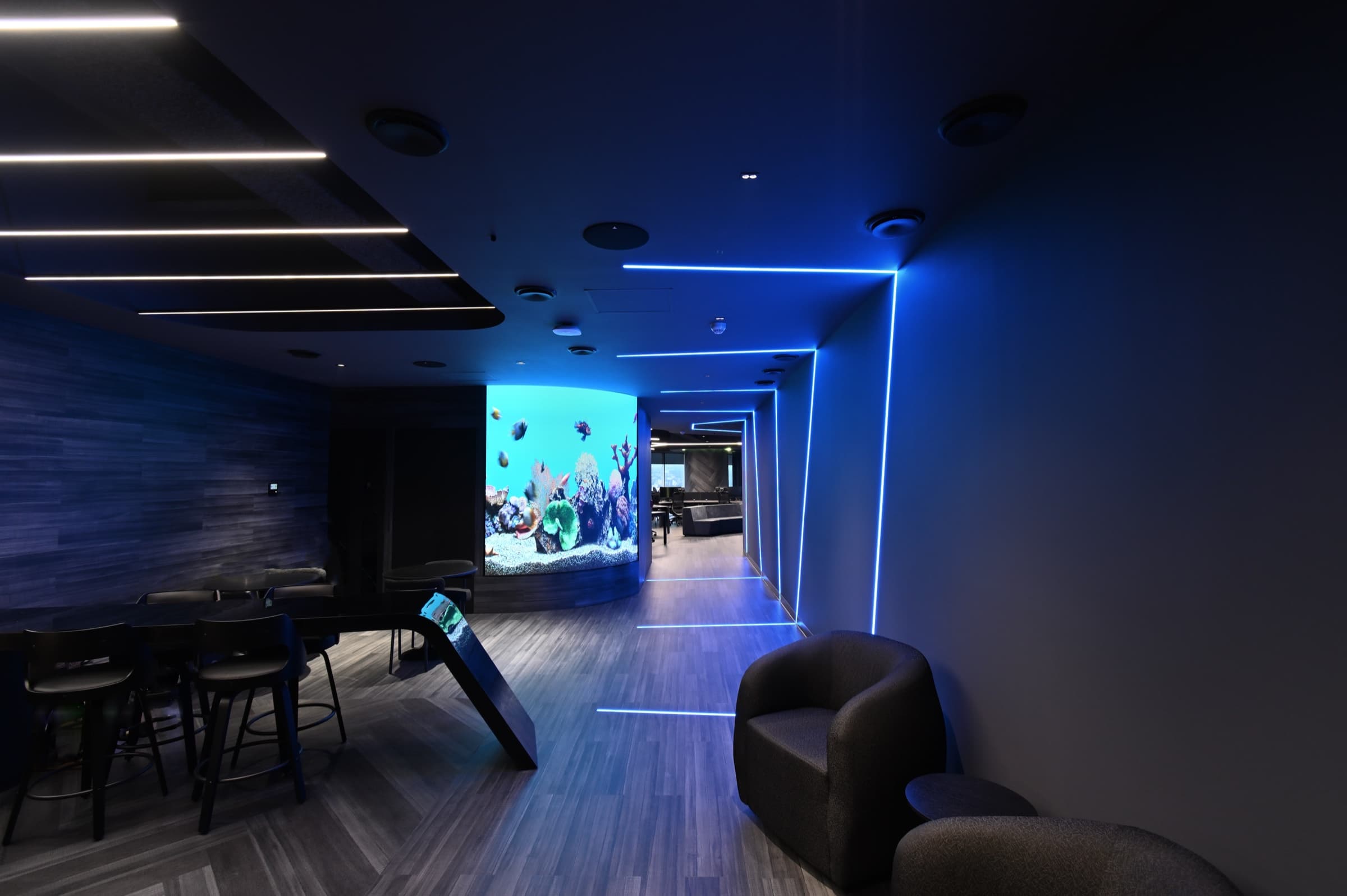 Lounge con acuario integrado y pasillo de luz de neón