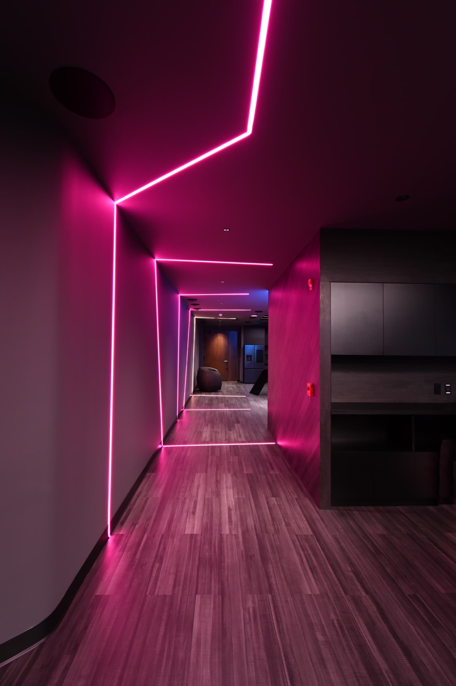 Pasillo con líneas de luz magenta