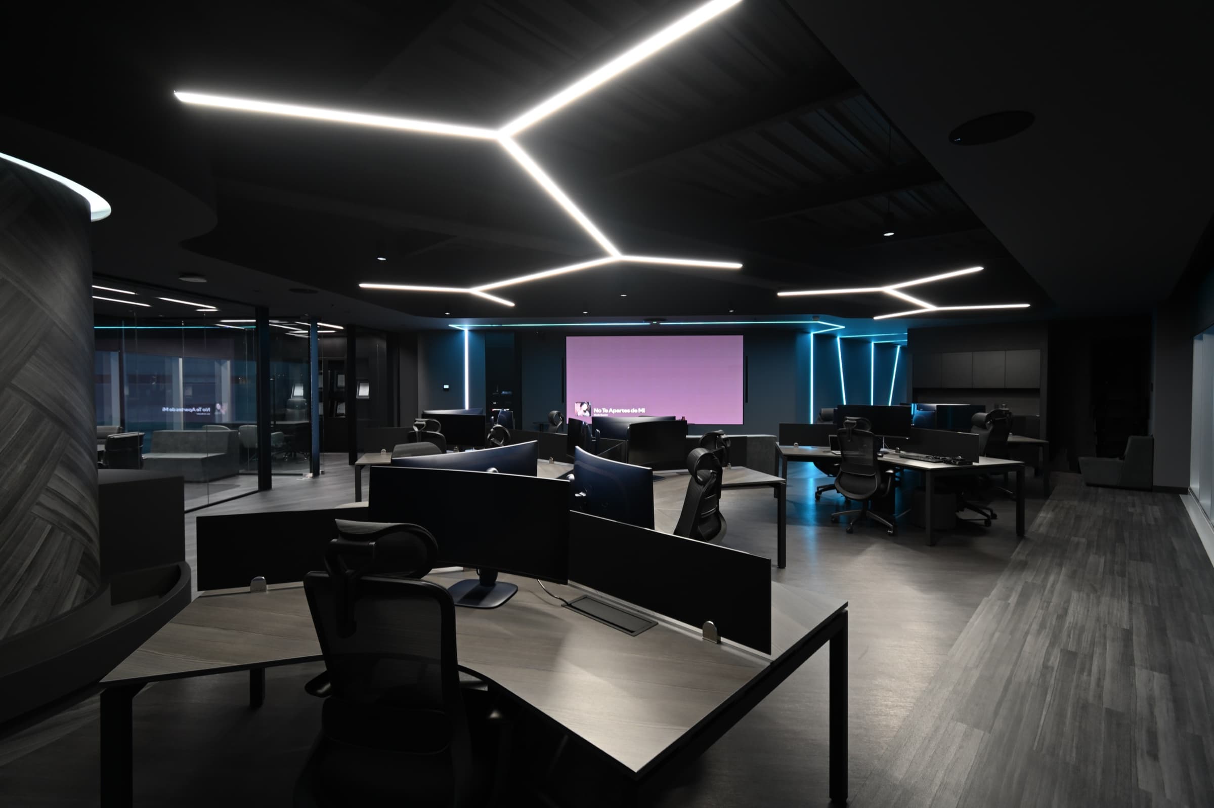 Área de trabajo de noche con pantalla encendida