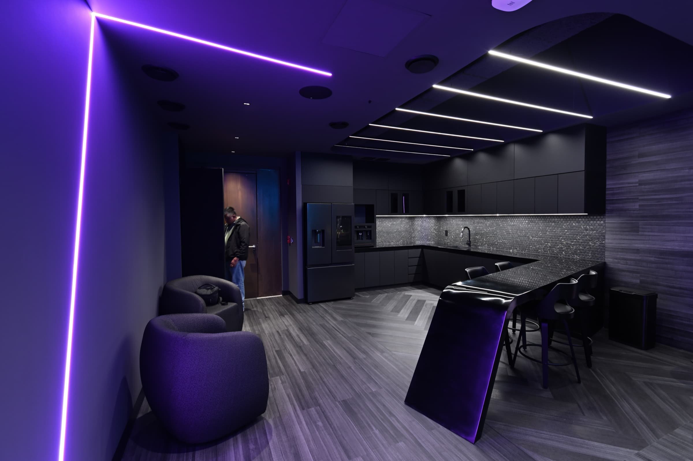 Barra de cocina con iluminación de acento